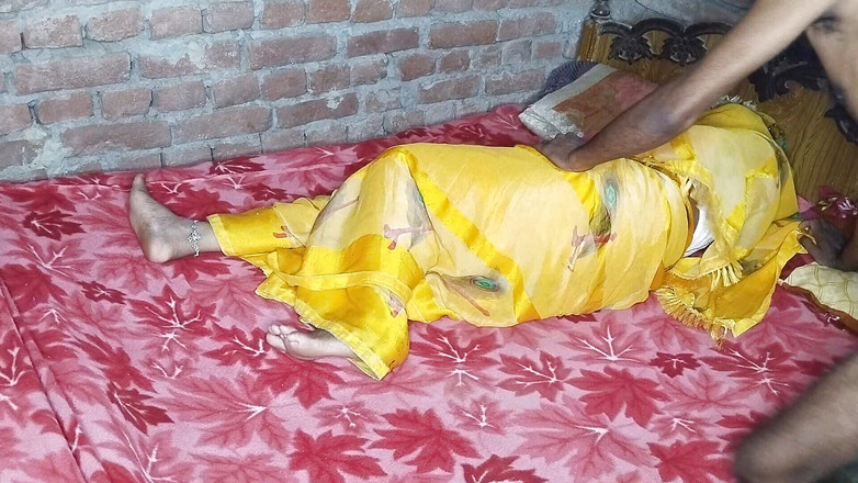 HotBhabhi420: Ik liet Angura tante op haar bed liggen!