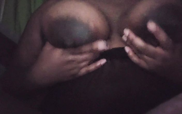 Super sexy ebony cuties: Aku lagi asik goyangin besarku sampai toketku goyang