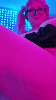 Gordinha Britney Wannabe Cavalga a Máquina De Foder até Ela Quebrar