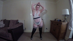 Littlevixen: Gordita esposa bailando y rebotando en mucama pinafore medias