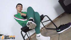 Foot Fetish HD: Magnífica nena de pelo oscuro Daphne posando sus hermosos pies...