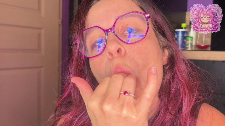 Magdalena Medusa: Magda, Regina Squirt-urilor, se dildoizează singură și își inundă bucătăria - Squirt Solo...