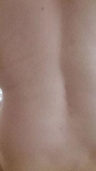 Une trans suce une bite et se fait sodomiser en amazone