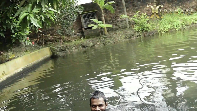 Xtramood: Bagno india dalle grandi tette sporche nello stagno con il...