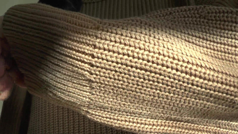 Lady Victoria Valente: 喷到我的毛衣上！维多利亚·瓦伦特夫人穿着厚重高领毛衣