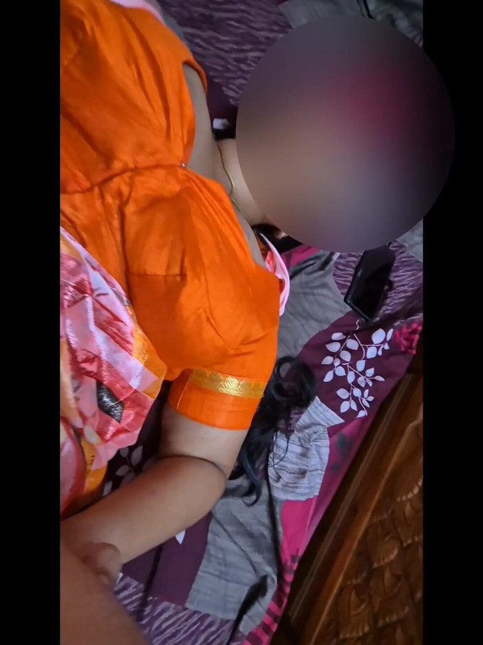 Black & white desicat: La sexy casalinga indiana Sreejaa in camicetta arancione e Saree...