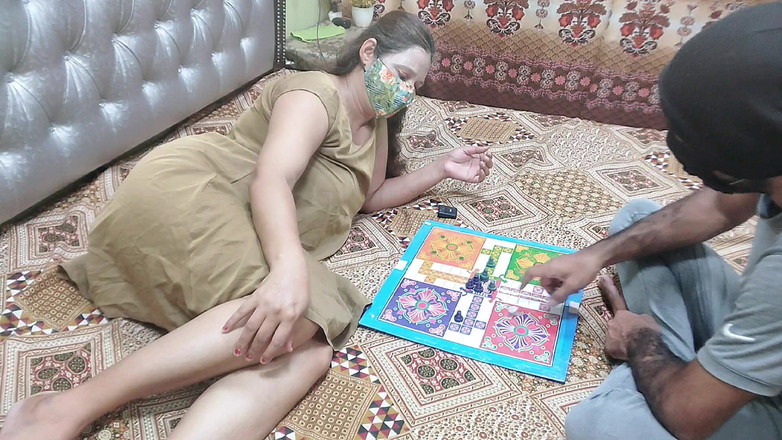 Pakistani CoupleX: भारतीय देसी सौतेली बहन लूडो का खेल खेल रही थी, लेकिन अंत में, यह लूडो से कुत्ते शैली सेक्सगेम में बदल गया