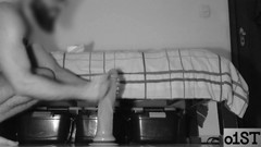 O1ST: Hombre Con Cuerpo Afeitado Divirtiéndose Con Sus Juguetes