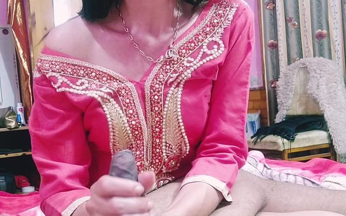 Bolly Karma: Une MILF dévergondée aux mains douces prend bien soin d’une...