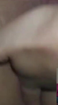Cewek sange ini lagi aseng mainin kontolnya di webcam
