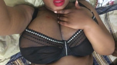 Super sexy ebony cuties: Stuzzicando rimbalzando scuotendo le mie grandi tette selfie