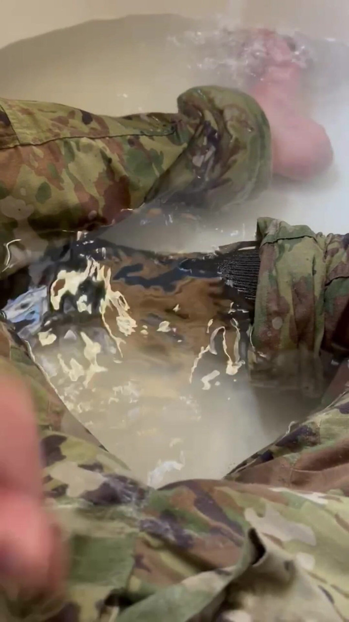 Gay Soldier Stuff: 第一个撒尿视频！观看军队专家穿着制服进入浴缸并开始湿润自己！