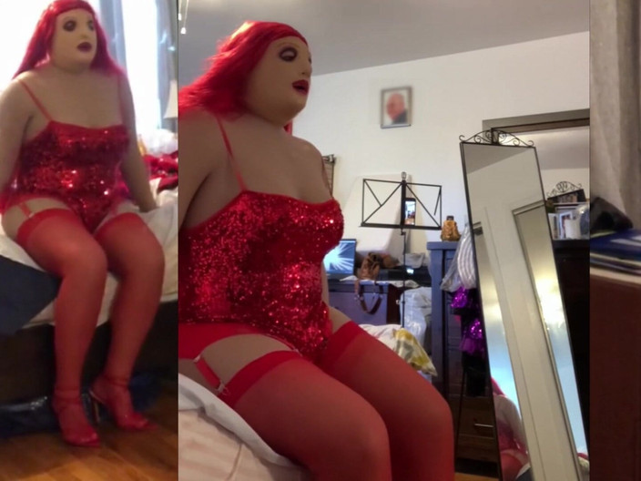 Deanna Doll: Deanna CD Panenka v Glitter Leotard tře její kundičku