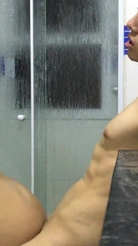 Een douche nemen met hete hoer
