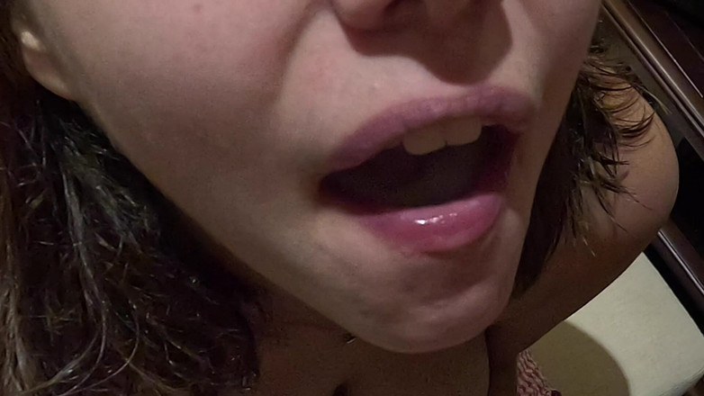 Chu-Chubi: La ragazza amatoriale ama i pompini e ingoia ogni goccia...