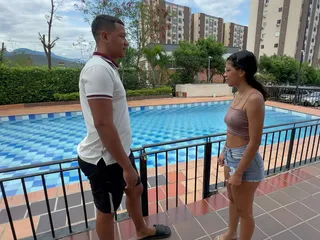 Invito a mi nueva vecina a mi apartamento a follar muy duro hasta que llene su delicioso culo apretado con mucha leche