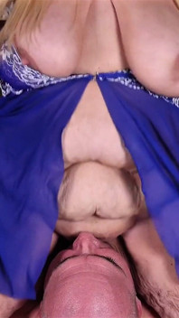 milf(चोदने लायक मम्मी) मोटी गांड वाली गोरी लड़की डिल्डो पर स्ट्रैप की सवारी करते हुए अपने अधीनस्थ का सामना करती है