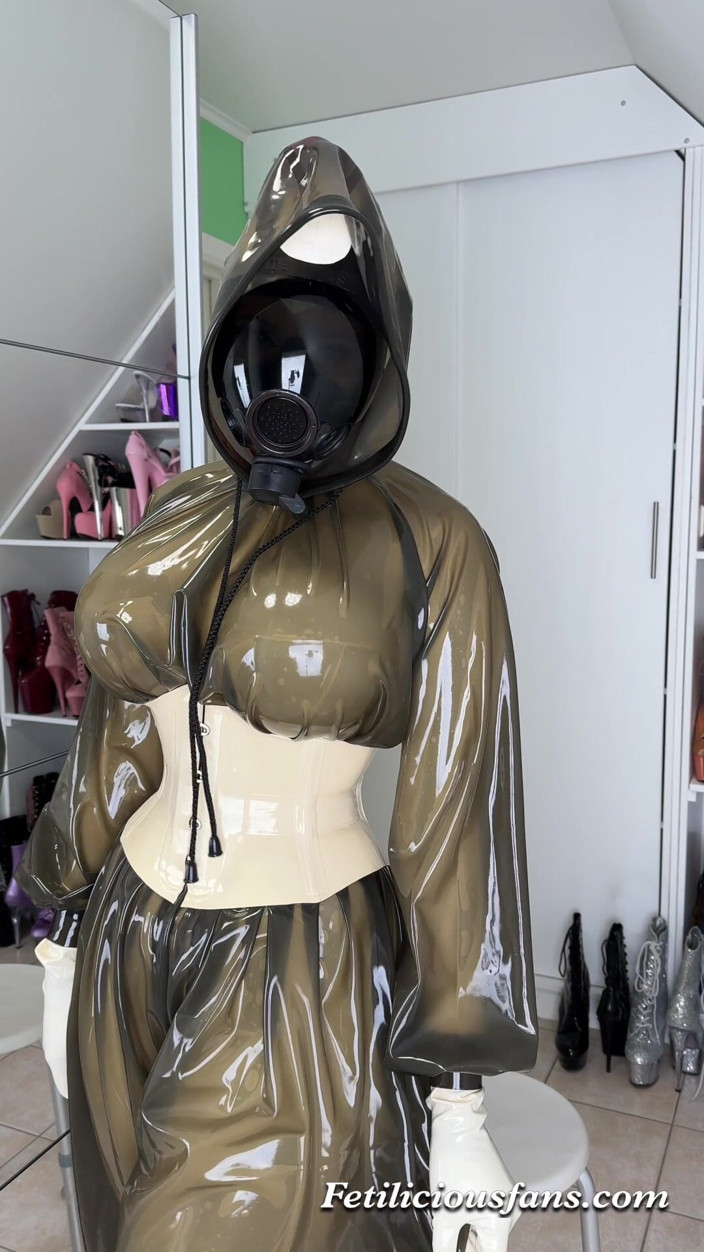 Miss_Fetilicious: Bílý latex vypadá tak dobře