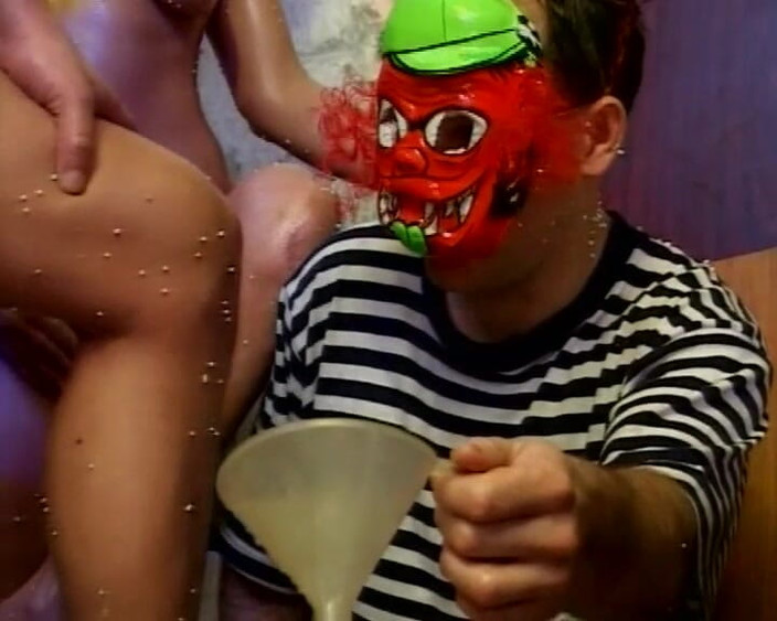 Piss Lover: 모두가 동시에 오줌을 싸고 그녀는 목욕합니다