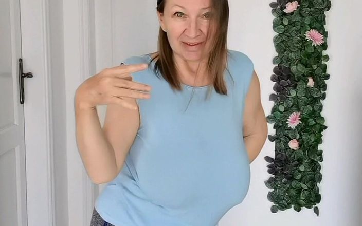 MariaOld: Tante seksi dengan toket besar alami lagi asik muasin memeknya...