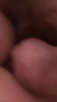 Cewek beruntung rambut cokelat di-gangbang habis-habisan di memeknya - close up