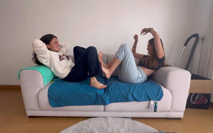 scarlettandc: Gulat Kaki Dua Wanita