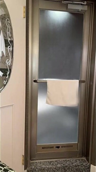 Esposa ritual se despliega cuando deja que su amante presione y vierta la semilla destinada a su casa.