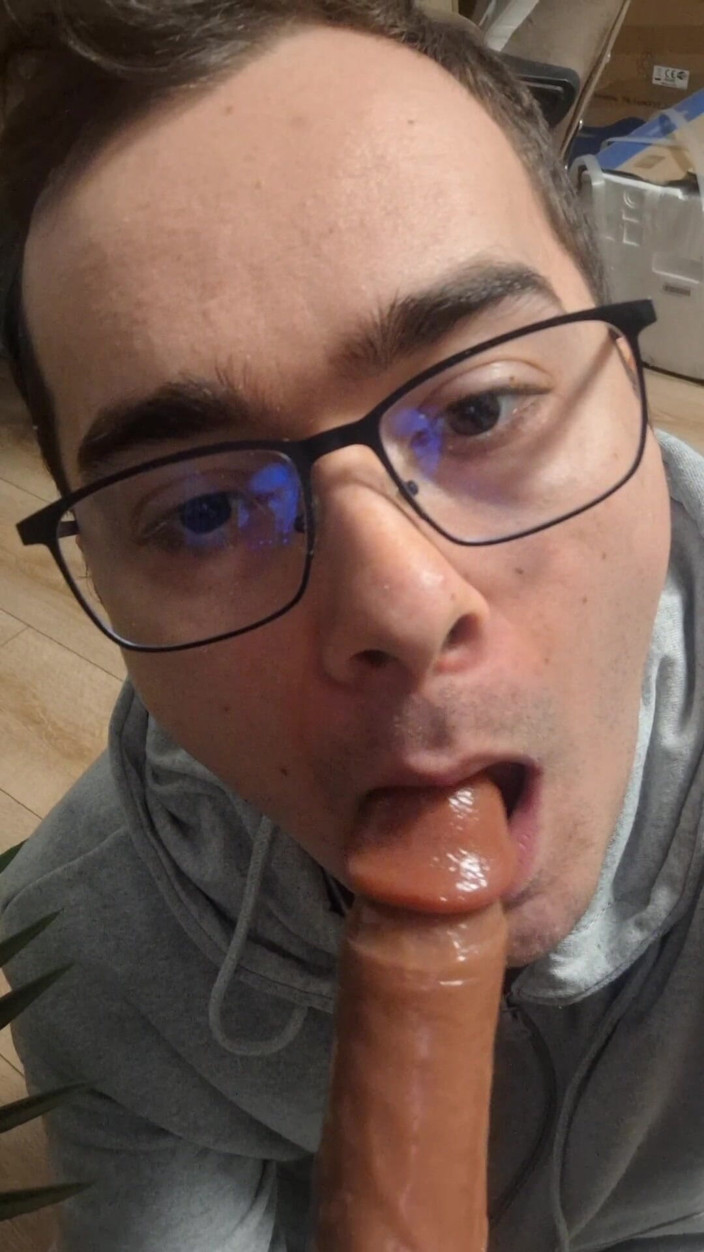 The college boy: College-junge lutscht stiefvaters schwanz, bis er in seinen mund kommt (dildo)