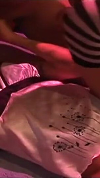 Caliente milf chupa palpitante polla mientras se masturba el coño mojado