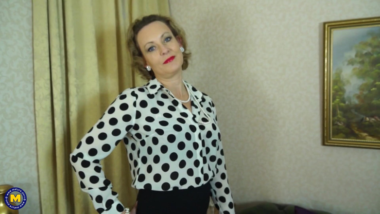 Mature NL: Betsy blue si cewek dewasa dengan lingerie seksi