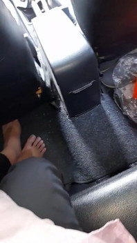 悄悄地感受继女湿滑闪亮的缎面连衣裙的柔软和光滑