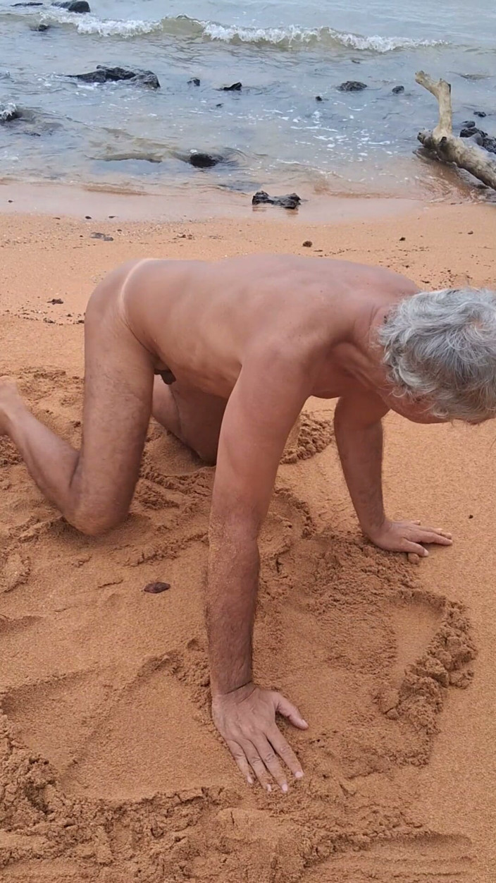 Ladysilvas: Ladysilva en la playa desnuda mostrando su gran culo sexy...