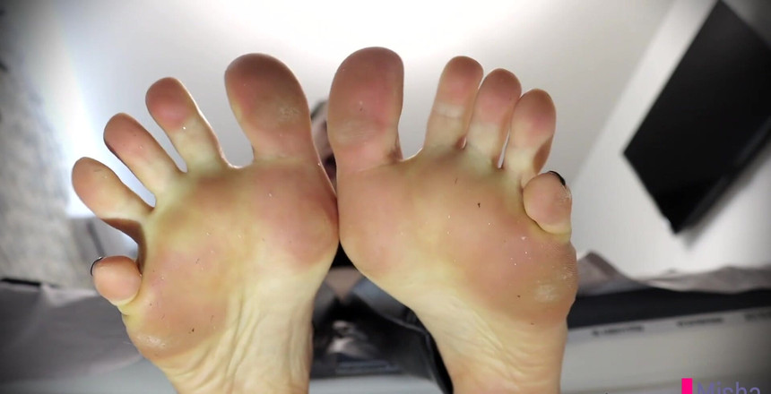 Goddess Misha Goldy: 絶対に私の足にキスさせない!