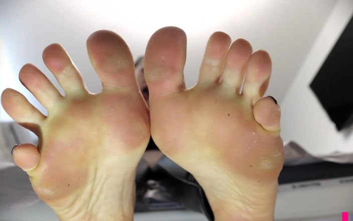 Goddess Misha Goldy: Je ne te laisserai jamais m’embrasser les pieds !