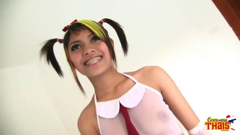 Creampie Thais: Sarika berusia 18 tahun dalam pakaian jala putih dikongkek