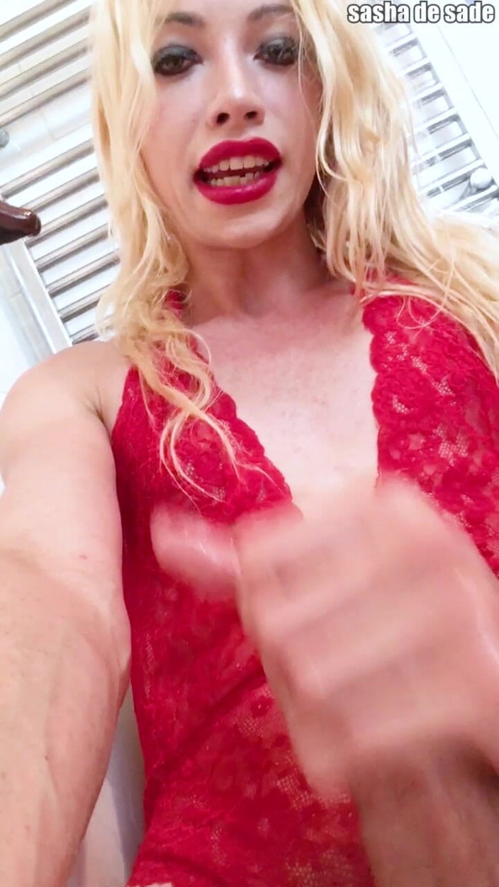 사샤 데 사데: 욕조에 앉아 있는 발정난 트랜스 걸스