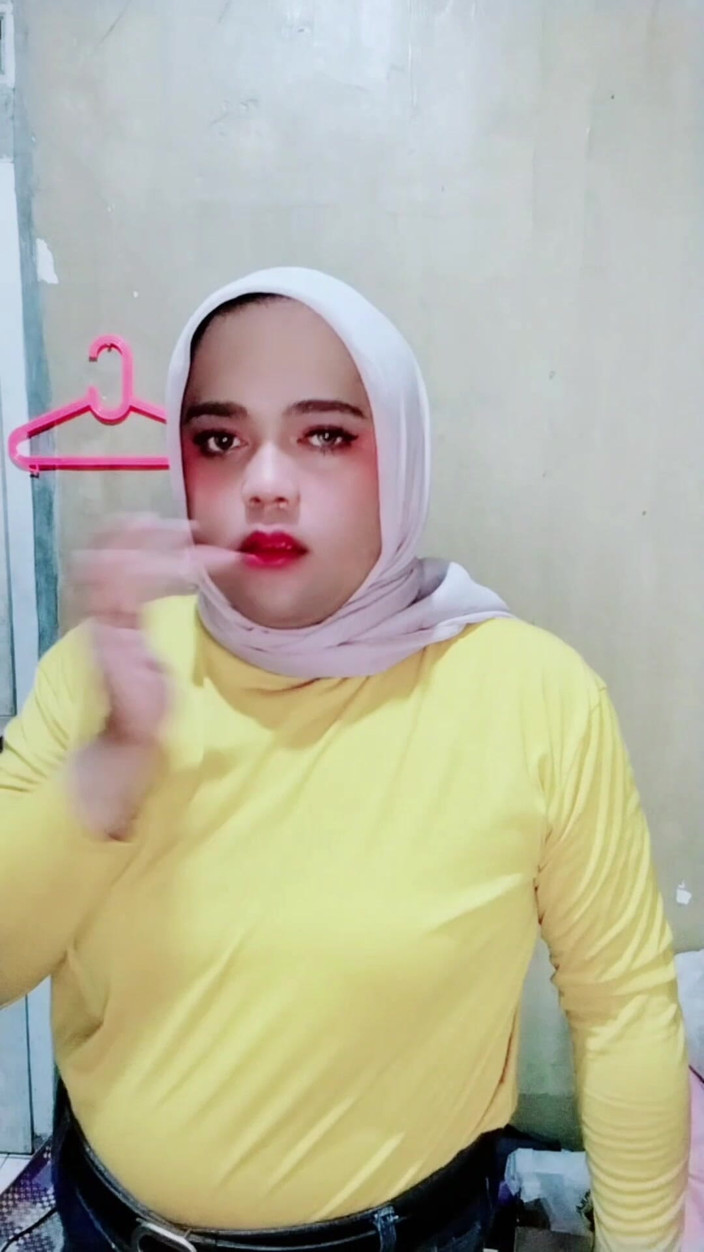 Ivvy Crossdresser: Ivvy hijab crossdresser, pakai celana jins sebelum masturbasi