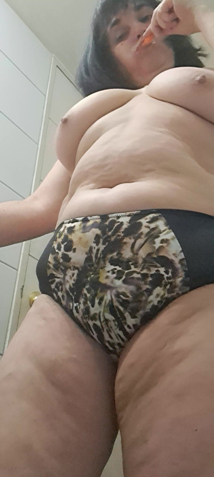 Mommy big hairy pussy: Je cherche à enfoncer des doigts dans un vagin mouillé