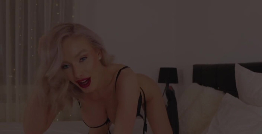 AnnaReyBlonde: ¿Quieres ver mis labios rojos chuparte lentamente? Dm Me ***#boots1*** y...