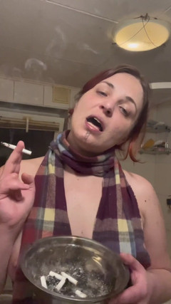 Elena917: Zelfmenselijke Asbak spuugt Ashbak vies gezicht