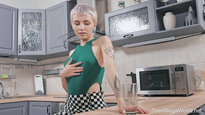 Teen Mega World: Fată drăguță plictisită își joacă pizda