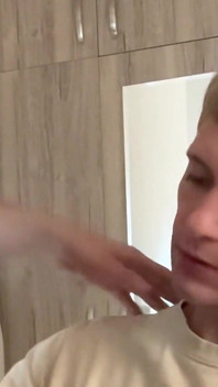 Część 1 Chłopak próbuje dużego swojego przyrodniego brata