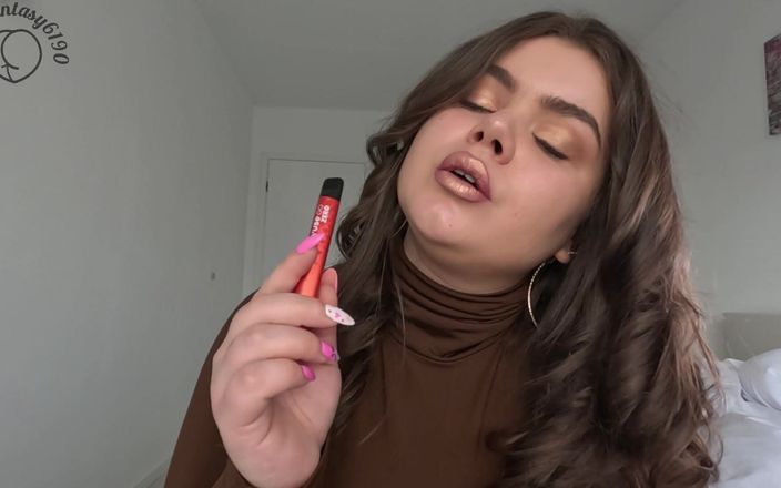 Your fantasy studio: Fumat și Vaping cu ruj lucios auriu de aproape