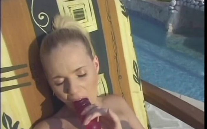 Porncentro: Guarda scene taglia del dvd per adulti "Accarezzare il sole e...