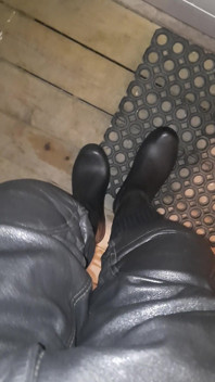 Rubberboots and Leatherpants on Ice