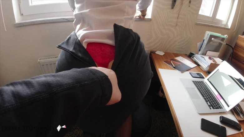 Business Bitch: Secretaria folla en el escritorio termina acabando en bragas