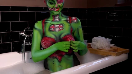 Zombie bodypaint tắm rửa sạch