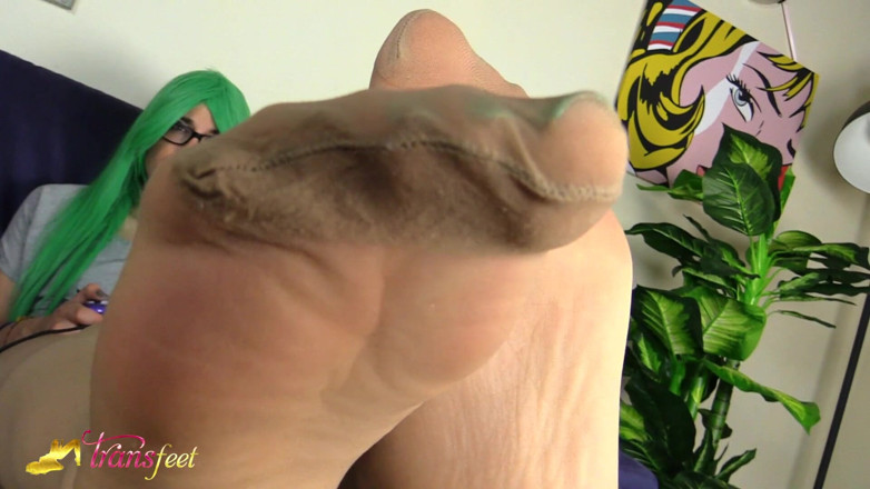 Trans and Cross-Dressers Feet: 性感的变性人脚玩弄鸡巴并玩游戏