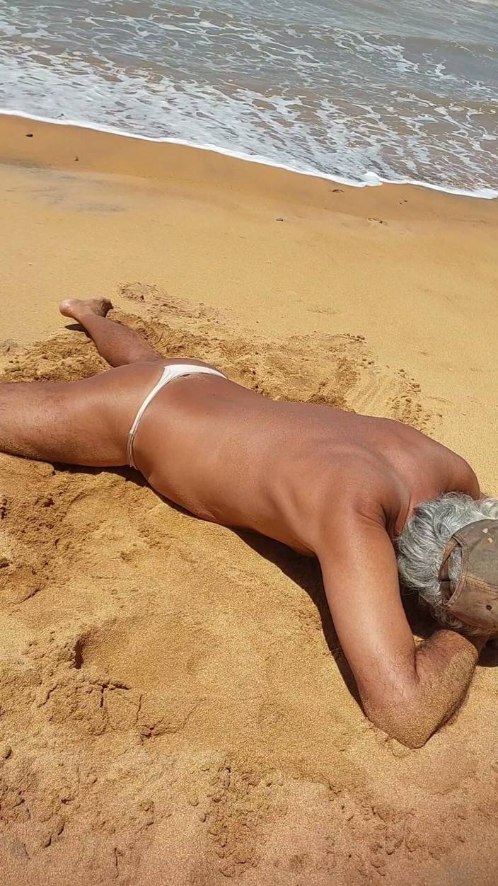 Ladysilvas: Ladysilva op het strand in slipje haar hete kont bruinen