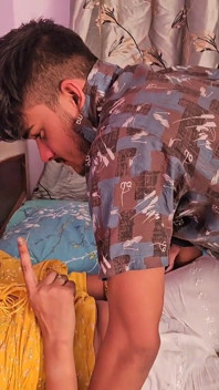 Sâni mari Indiancă bhabhi se dezbracă în sari și se fute dur cu Yiung Boy (audio hindi)